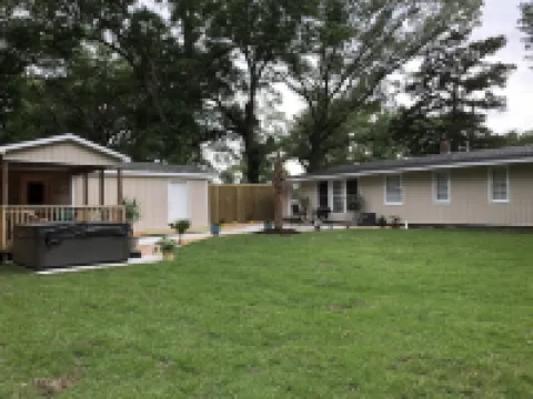 Cute Bungalow, Hot tub, game room,fenced yard