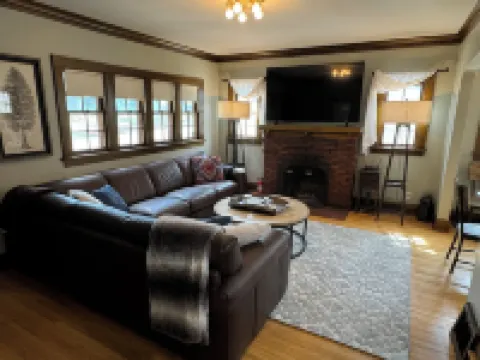 Charming 4-bedroom house with 3 king/1 full beds, 2 full baths, AC, Wifi, Patio