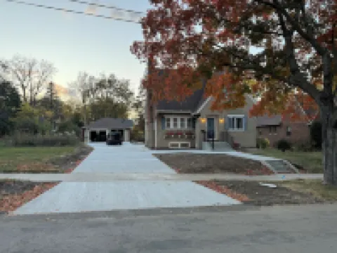 Charming 4-bedroom house with 3 king/1 full beds, 2 full baths, AC, Wifi, Patio