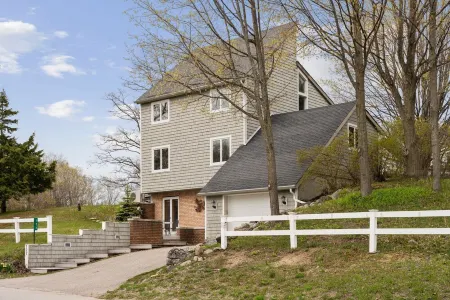 Feet from Lake & Downtown, 6Br/4Floors,Hot Tub, Pet Friendly, Firepit, Pond View