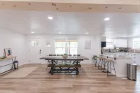 Modern & Spacious 4-bedroom Home 15 min to U of O, 11 min from Airport