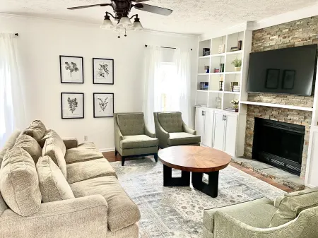 Spacious Home 18 miles from Nashville