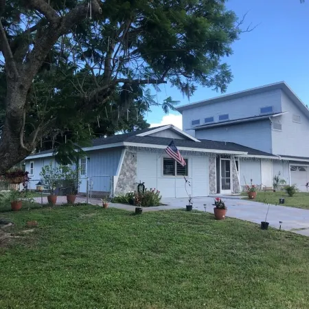 Gorgeous Pool house 5 min from the beach, shopping and restaurants I