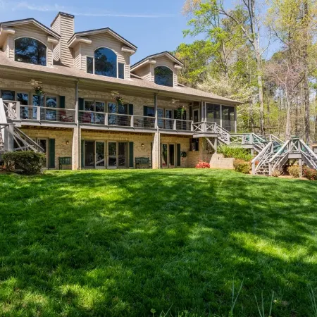 GREAT for FAMILIES, beautiful waterfront, kayaks, firepit, pool table, & more!