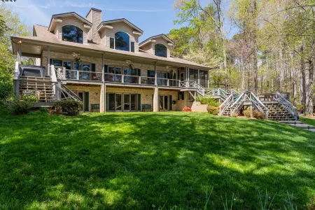 GREAT for FAMILIES, beautiful waterfront, kayaks, firepit, pool table, & more!