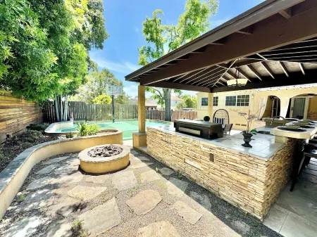 Family Retreat - game room & basketball court in La Mesa Отели рядом с достопримечательностью «Dr J's Elegant Reflections Med Spa»