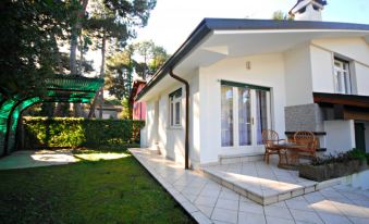 Villa with Garden and Patio with Fireplace