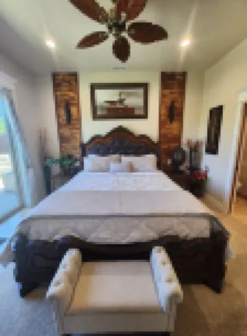 Spacious and tropical 2 bedroom oasis . Sleeps 4