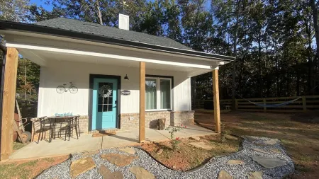 Come, Get Relax & Cozy  @  la Casita by the Pit with SaluSpa Hot Tub Отели рядом с достопримечательностью «Бивер Айленд»