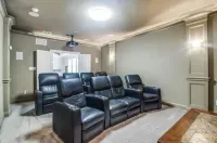 Luxury 6 BR, 5.5 baths with fabulous outdoor kitchen and pool!Sleeps 14