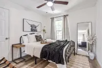 The Craftsman on Clay-4 Blocks to Silos-Backyard Retreat-Hot Tub and Cowboy Pool