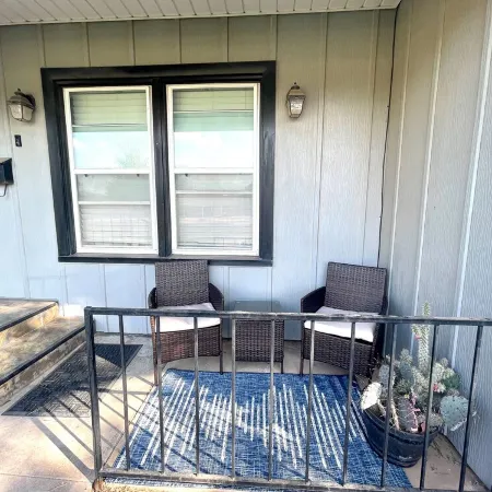 Modern 2-bedroom 1930's Bungalow Close to Downtown
