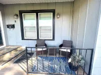 Modern 2-bedroom 1930's Bungalow Close to Downtown