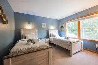 Cozy Adirondack Lodge in Lake George