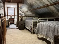 Roudy’s Retreat: Secluded Mountain Cabin with Hot Tub and Private Pond 넬슨 카운티 호텔