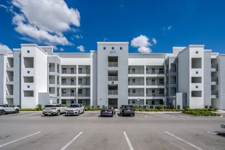 Fabulous 3 br Storey Lake condo-Walk to FREE Water Park!