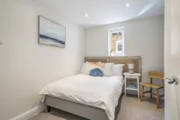 New Home near Sandbanks + Hot Tub + Sleeps 9 guests. 3 x bathrooms