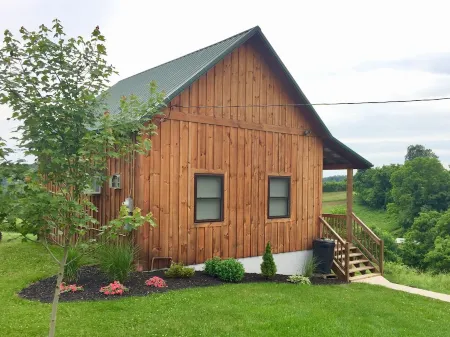 Romantic getaway in Southeastern Ohio.  Family and pet friendly.
