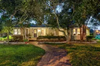Charming Bay House, Located Off Ocean Dr, Porches & Large Gardens
