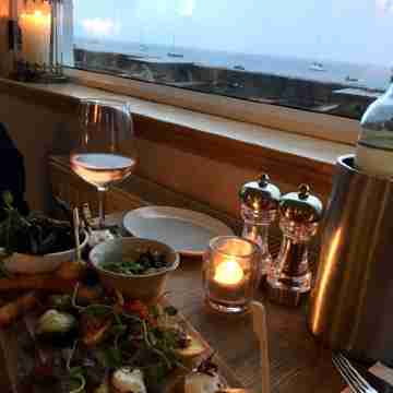 EXCLUSIVE HOUSE PRIVATE BEACH SEA FRONT SLEEPS 13 AMAZING VIEWS Dining/Meeting Rooms