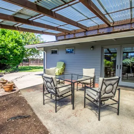 Sparkling Clean Mid Century Modern Home in Ferry Street Bridge Area