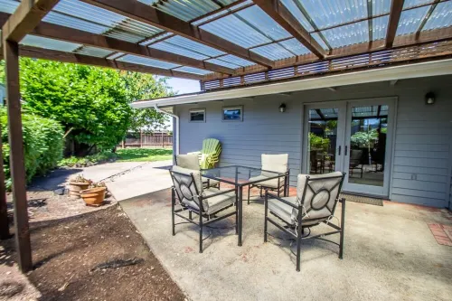 Sparkling Clean Mid Century Modern Home in Ferry Street Bridge Area