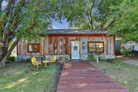 Sleep 7 near Texoma. King Bed! Small dog friendly!