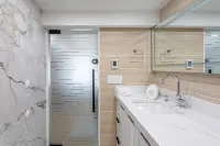 Luxe Provincial Style Studio w/ Patio & Parking Hotel dekat The Paramount