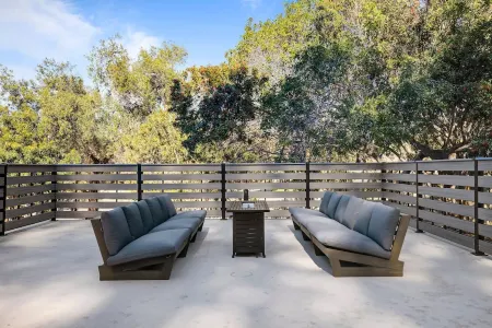 Gorgeous la Jolla, Walk to Beach & Kayaking, Dog Friendly, Hot Tub, Fire Pit Отели рядом с достопримечательностью «Библиотека Гейзел»