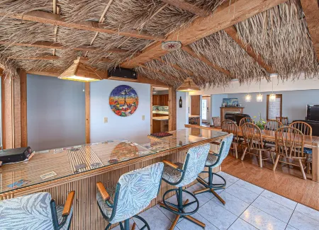 Lake front 4-bedroom vacation home with pool and  tiki bar! Отели в г. Оглейз