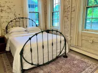 Spacious, artist-designed apartment in 1890s chocolate factory. DOG FRIENDLY!