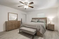 Superb Lake Texoma Home, 4 beds, 2.5 Baths, Hot Tub,1.5 miles to Highport Marina Hotels in Sherman-Denison