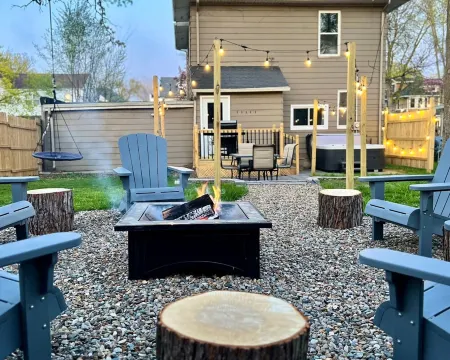 The CORN CRIB: Spa - Game Room - BBQ - Office - DOWNTOWN - Sleeps 14 Отели рядом с достопримечательностью «Iowa Events Center»