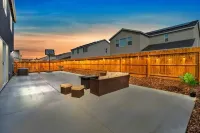 New Modern Home with Games and More! Near Airport! Các khách sạn gần Fresno Pacific University