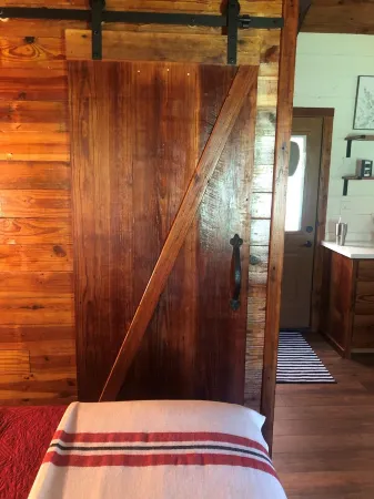 Cozy Aggie Game-Day Country Cabin w/ full porch and outdoor amenities