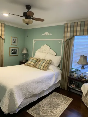 The Creek House ~Gorgeous upscale 3/BR 3/Bath home in historic district