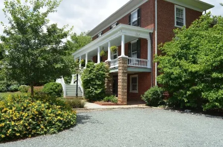 Enderly - c1859 - English Basement Apartment Отели рядом с достопримечательностью «Heartwood Books»