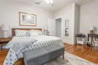 The White House - Remodeled quaint  home with spacious yard - 2.5 miles from UF