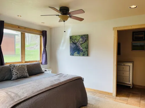 Gowdy Suite 1, King Bed, Hot Tub, Screened  Porch,  Free wifi.