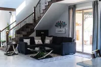 Large Modern home nestled in Alvarado! Hot Tub & Theater