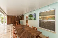 Boynton Beach Renovated House: Safest Area, Screened Pool, Patio, Bar, EVcharger Hotel in zona Boynton Inlet