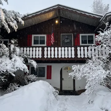 Mountain Chalet -Storyland & Outdoor Fun Awaits! Hiking, Golf, Shopping, Dining!