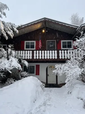 Mountain Chalet -Storyland & Outdoor Fun Awaits! Hiking, Golf, Shopping, Dining!