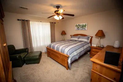 4 BEDROOM 2.5 BATH CLOSE TO CAMPUS AND THE SQUARE.