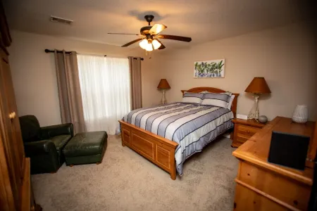 4 BEDROOM 2.5 BATH CLOSE TO CAMPUS AND THE SQUARE. Отели рядом с достопримечательностью «Парк Ламар»