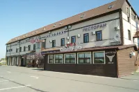 Hotel Tria - parking