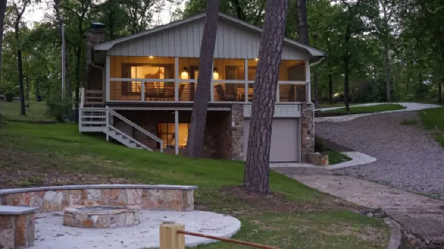 Copper Porch Cottage on Lake Hamilton, Fire Pit, Fishing Dock, Boat Ramp, Views!