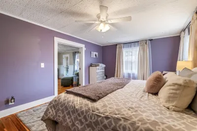 3-bedroom house in nice downtown Farmington with AC, WiFi, nice outdoor spaces!