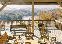 10-min. drive to Cashiers. Scenic lake and mountain range vistas.