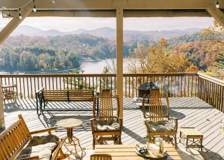 10-min. drive to Cashiers. Scenic lake and mountain range vistas.